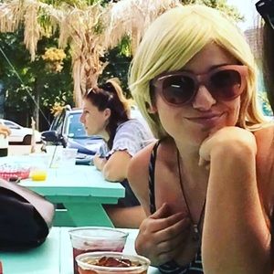 Meet your Posher, Caitlin